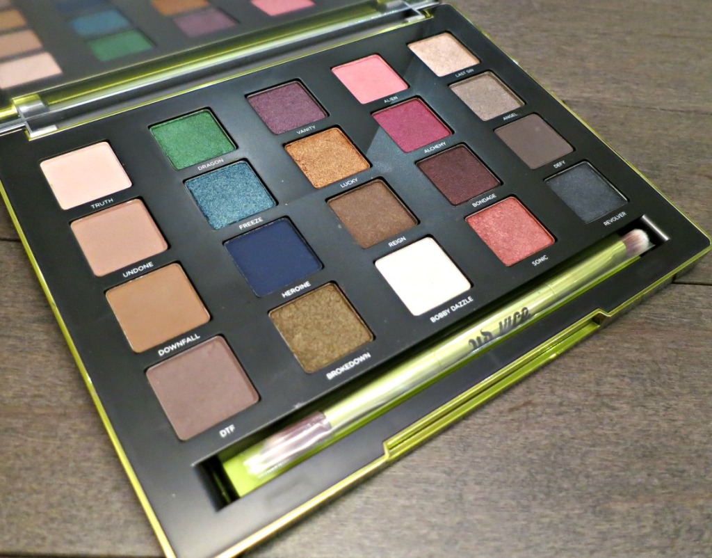 holiday-gift-sets-urban-decay-vice-palette-3