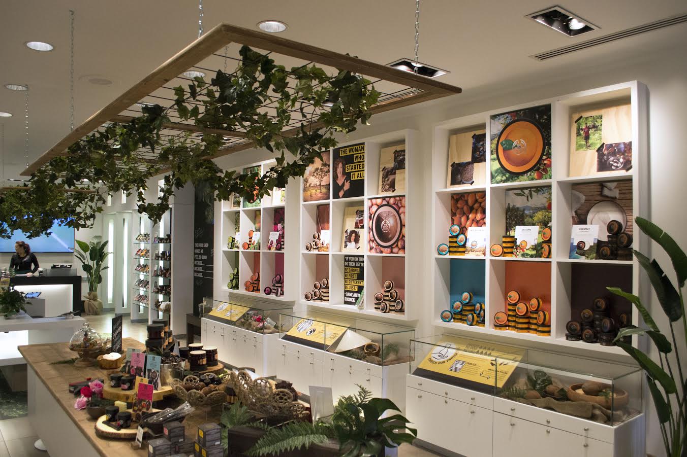 Магазин body shop. Body shop витрина. Магазин Origin. Интерьеры the body shop. Pop shop магазин.